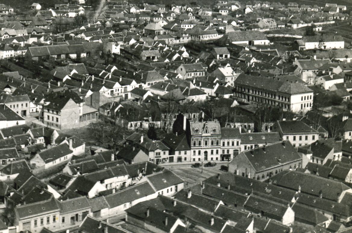 Historical aerial photograph of Mattersburg’s town centre around the Hauptplatz.